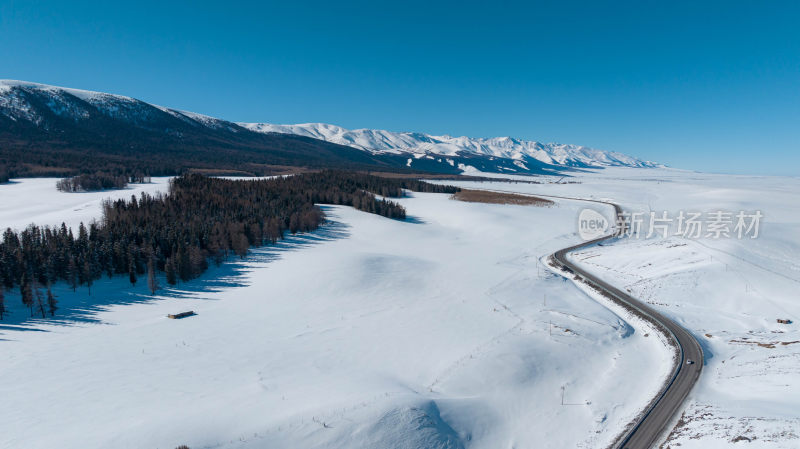 雪地中道路与建筑全景