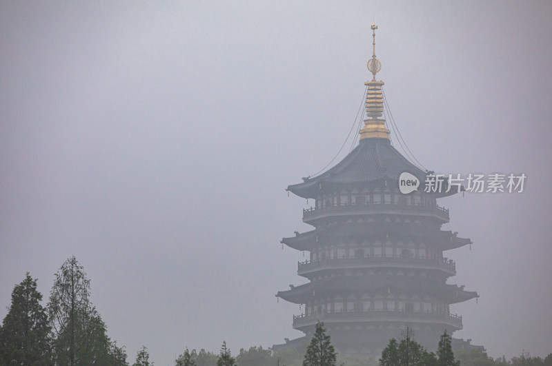 杭州西湖长桥公园雷峰塔雾色景观