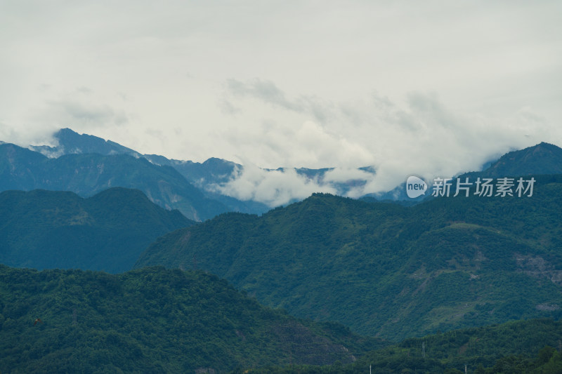 远处的山和云景