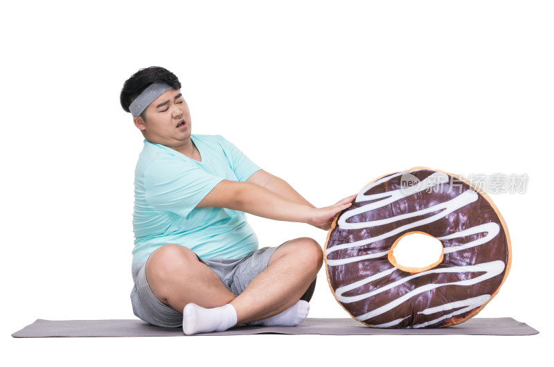 肥胖的青年男子拿着甜甜圈