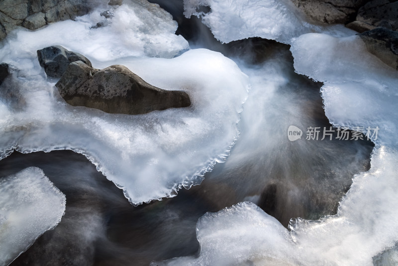 春天河流冰雪融化