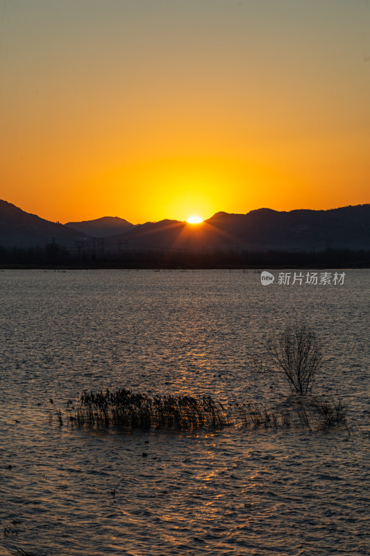 山东济宁邹城孟子湖黄昏日落景观