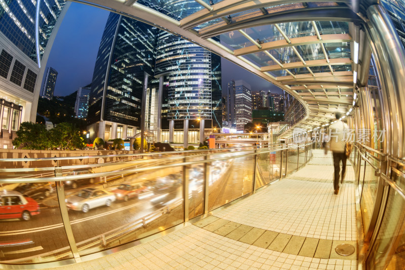 城市街道夜晚车流与高楼景观