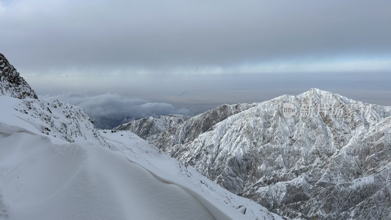 雪山雪景山峰天空自然风景