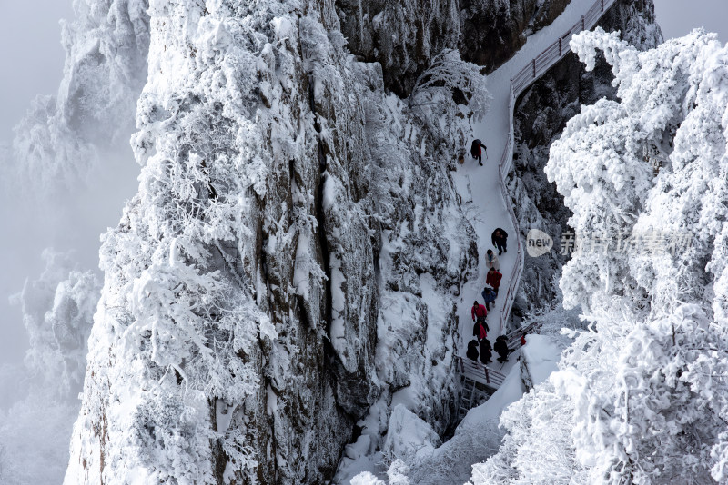 洛阳老君山雪后美景栈道上游客休闲拍照