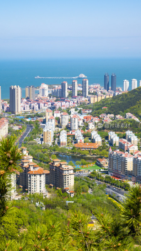 山东烟台沿海海岸线建筑群城市自然风光