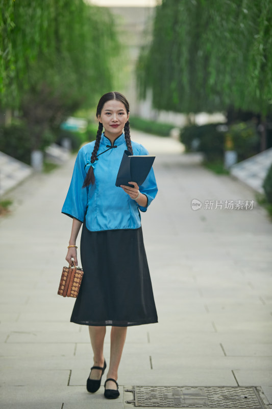 在古城身穿民国学生服饰的女大学生