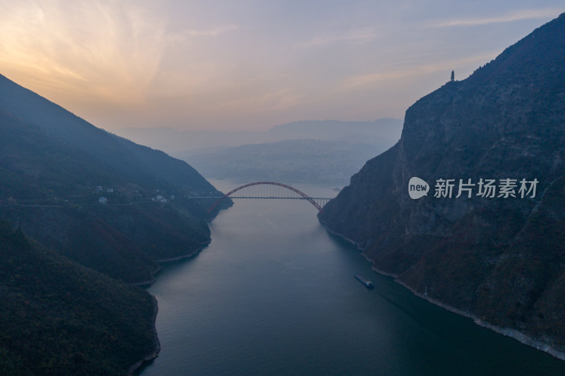 重庆市巫山县长江三峡巫峡夕阳风光