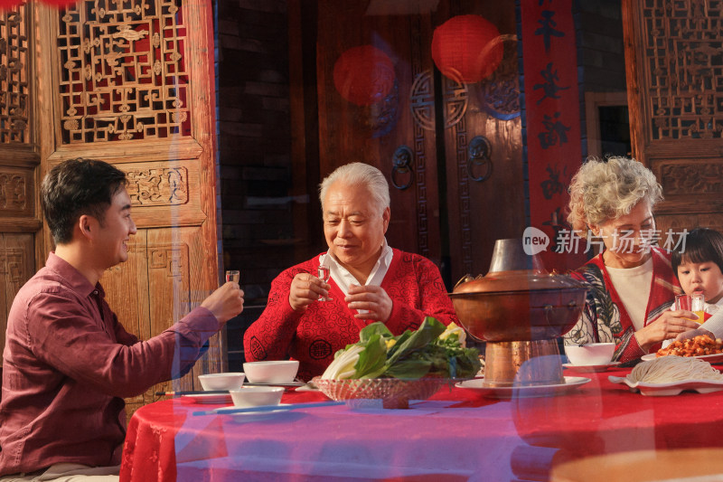 幸福东方家庭过年聚餐