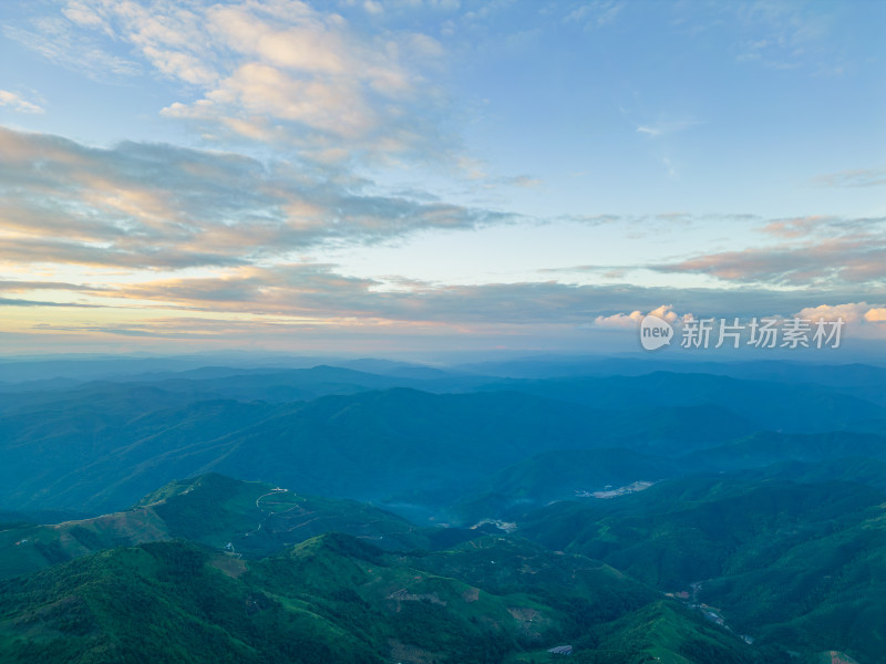 航拍日落时的夕阳天空景色