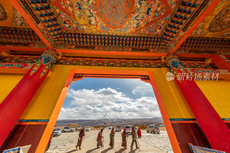 蓝天白云下的阿坝各莫寺寺院建筑