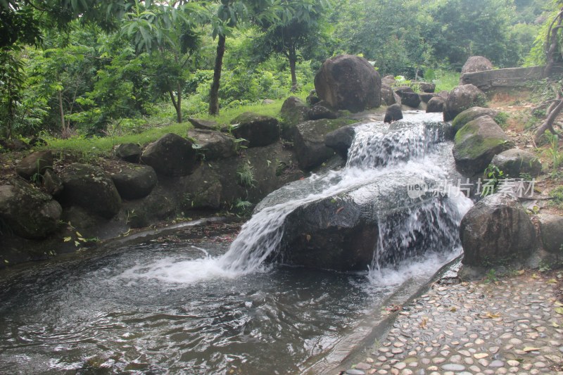 广东东莞：山涧流水潺潺