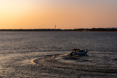 夕阳下湖面行驶的小船