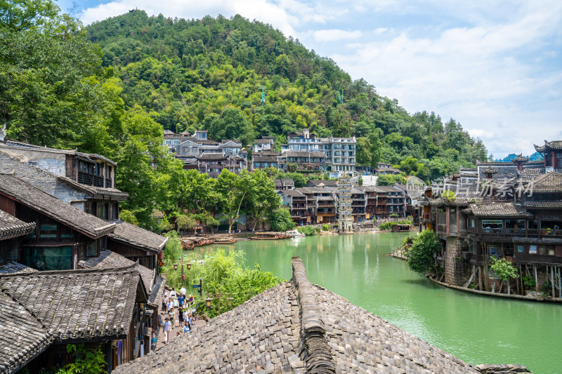 凤凰古城河畔苗族建筑与青山