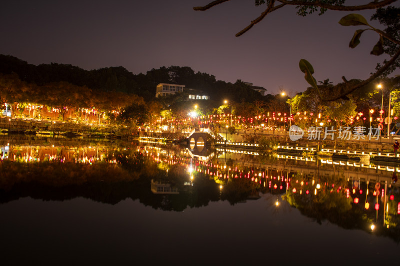 夜晚灯火辉煌的公园湖景