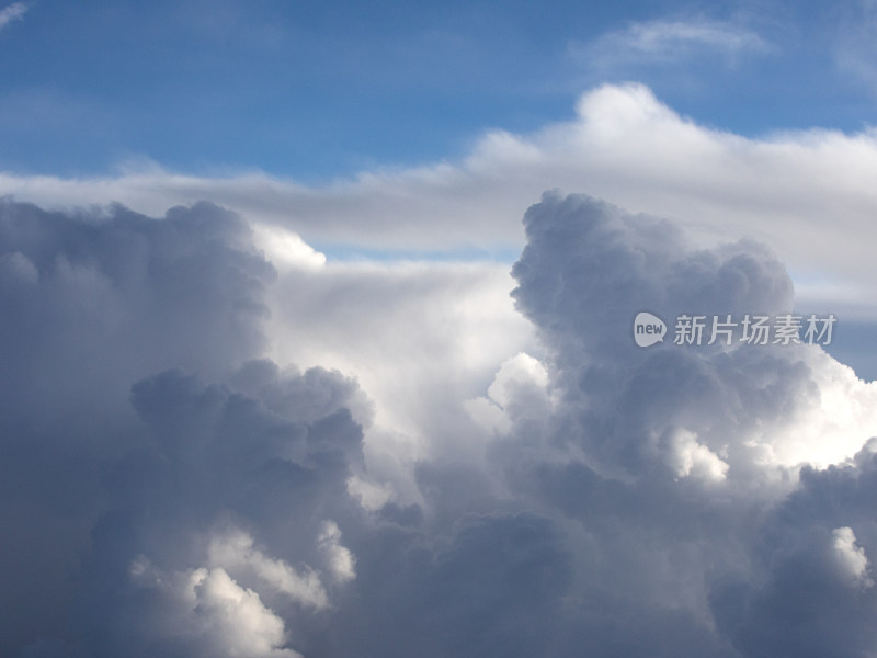 航拍视角下的蓝天和各种形状白色的云朵