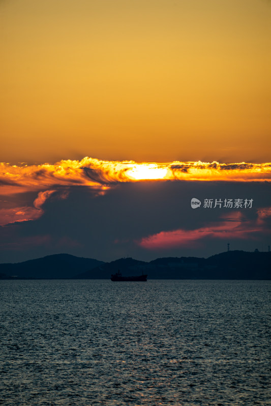 山东烟台东山栈桥海上日出海天相接一色景观