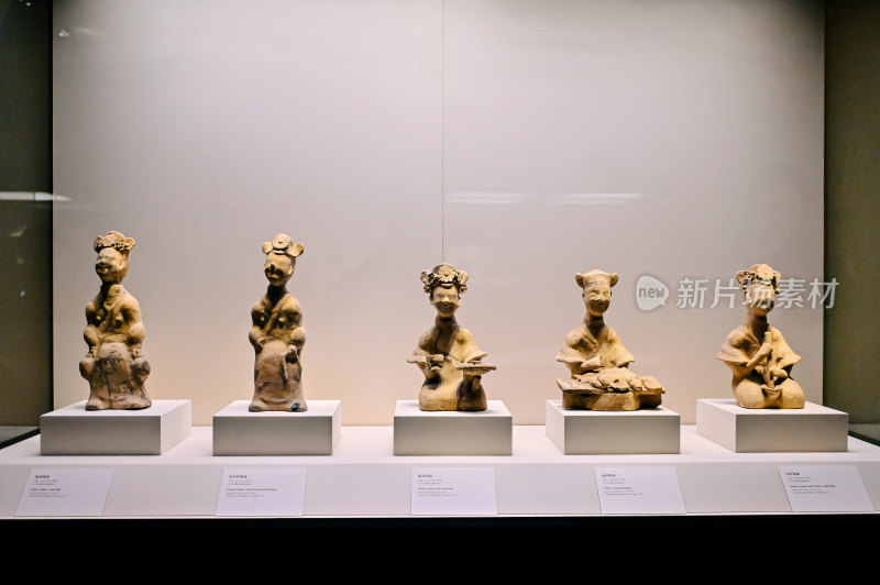 博物馆展示古代陶俑