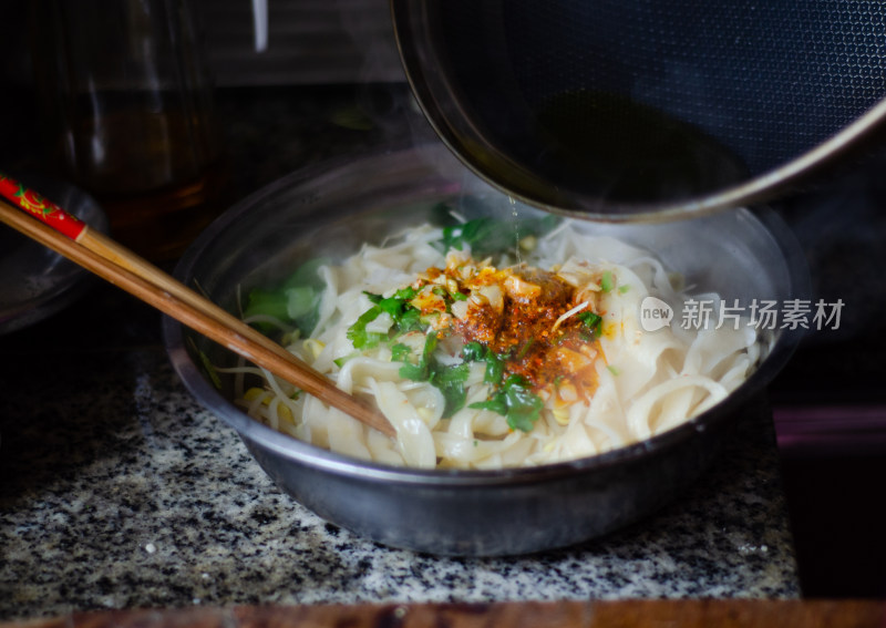 滚烫的热油泼向油泼面