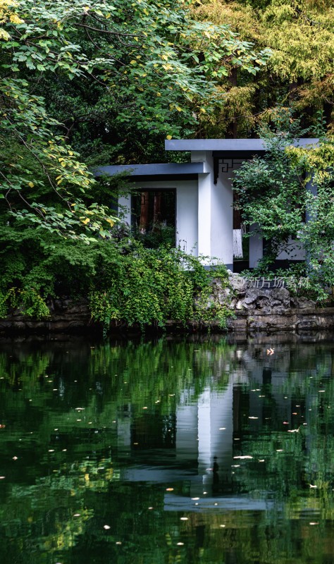 水边中式小屋与绿植景观