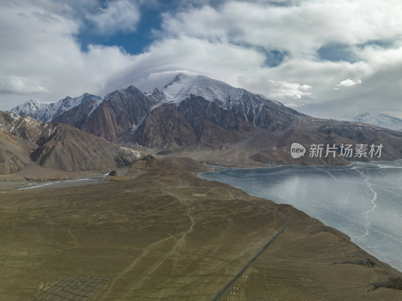 新疆喀什阿克陶塔县白沙湖喀喇昆仑山脉航拍