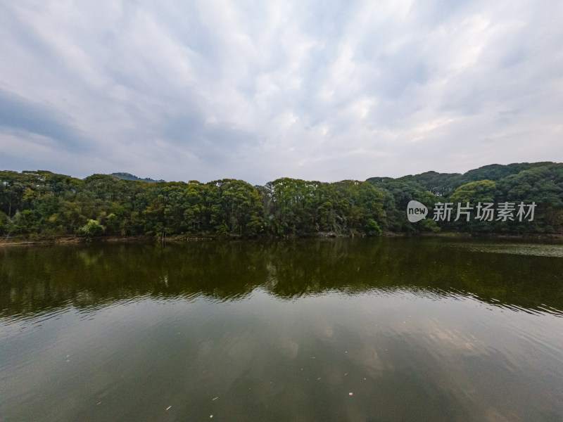 日落时的湖景