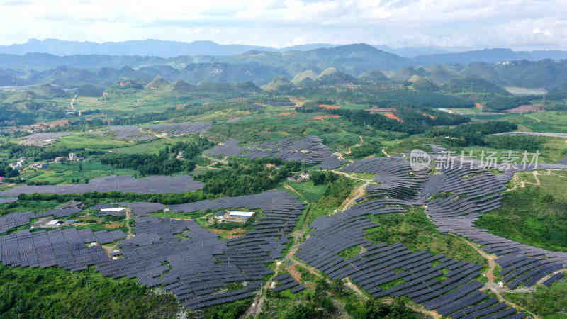 山区山地太阳能光伏板光伏发电绿色能源航拍