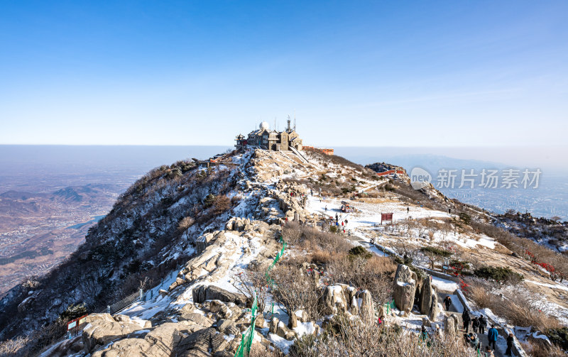 春雪后的泰安泰山风景区自然风光景点景观