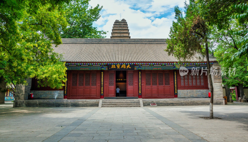 西安小雁塔公园大雄宝殿中式传统古建筑