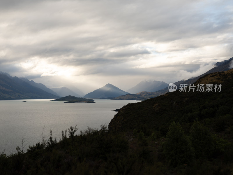 新西兰山顶远眺湖景 最高峰