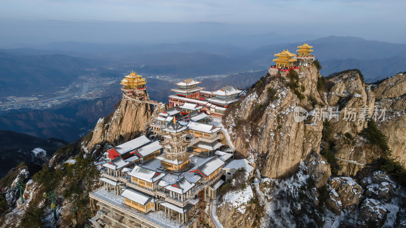 河南老君山飞雪中的千年古树冬季航拍