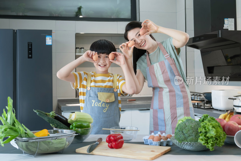 在厨房里学做饭的快乐母子