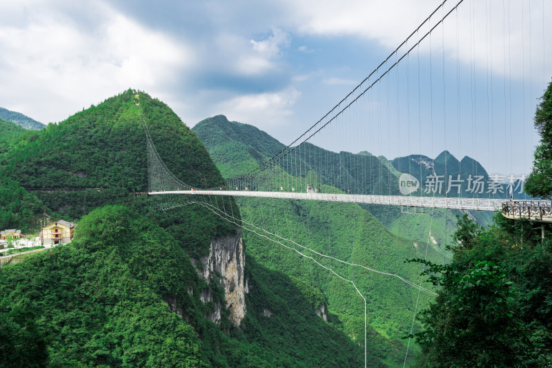 中国四川宣汉桃溪谷景区玻璃栈道吊桥