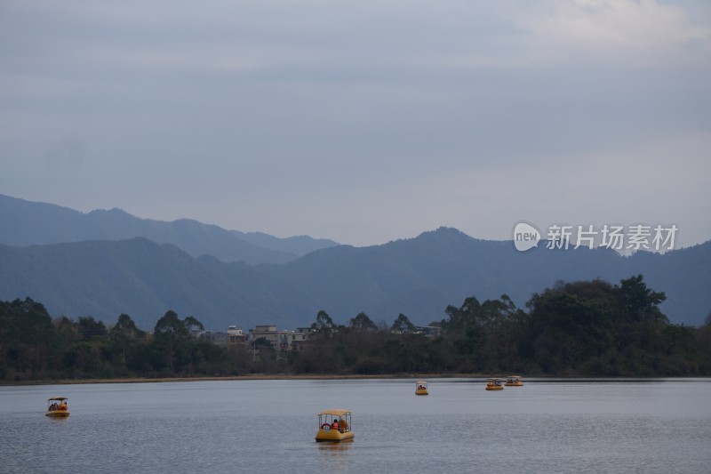 阴天的湖泊山水风景