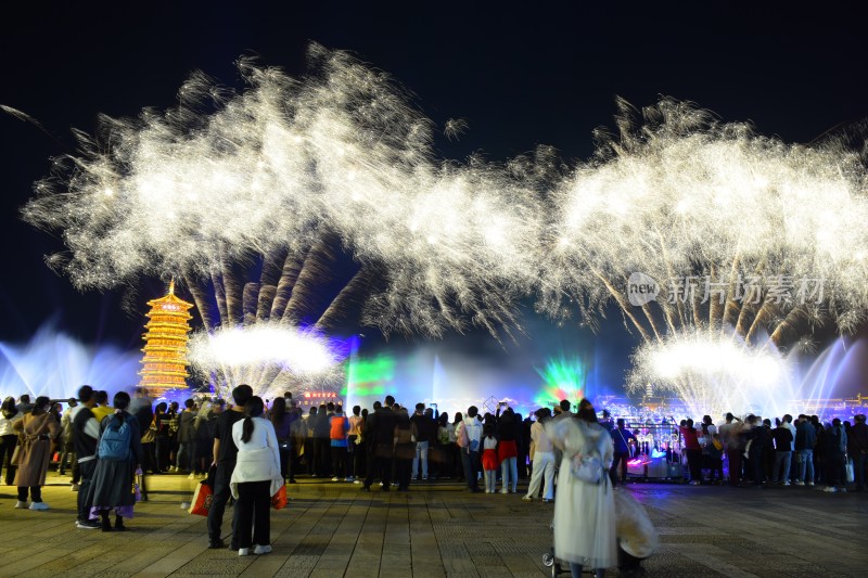 长沙铜官窑人群观赏烟花与塔楼夜景