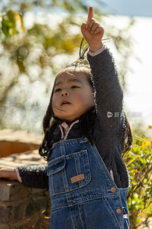 玩耍的小女孩