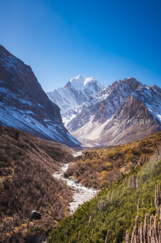 雪山冰川脚下的河流风景