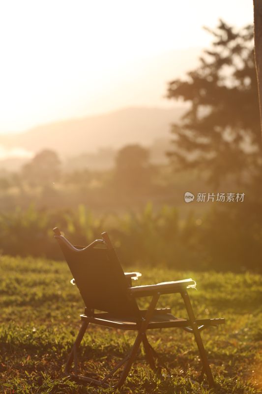 草地上的折叠椅与自然风光