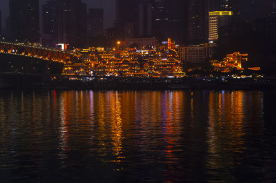 重庆千厮门嘉陵江大桥与滨江路洪崖洞夜景