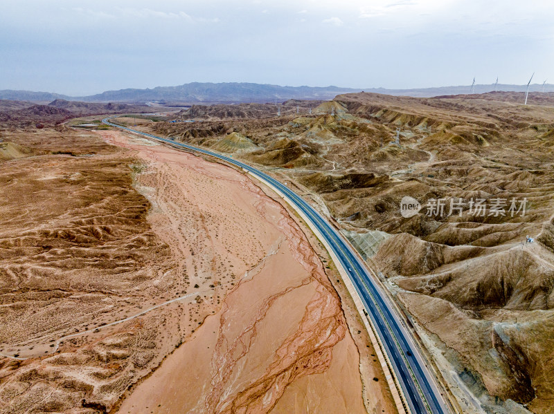 甘肃张掖，红土丹霞地带的公路航拍