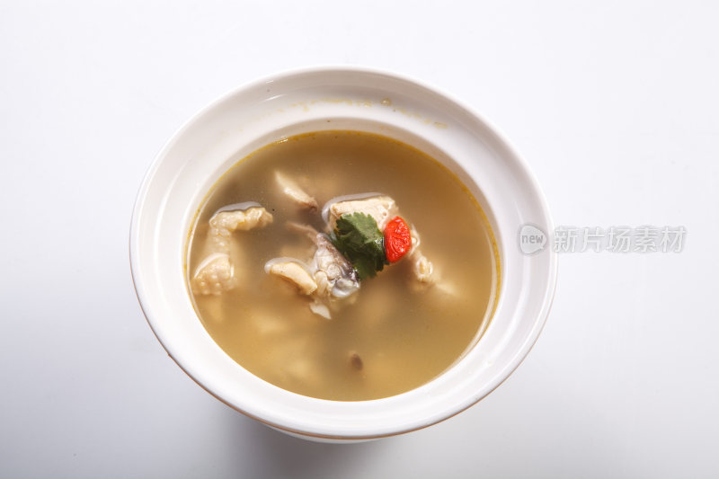白色瓷汤盅装的枸杞土鸡汤