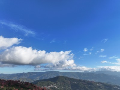 云南哀牢山脉大山森林蓝天白云