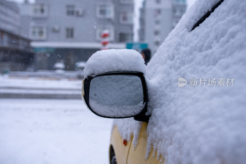 大雪天气街道被雪覆盖车辆的景象