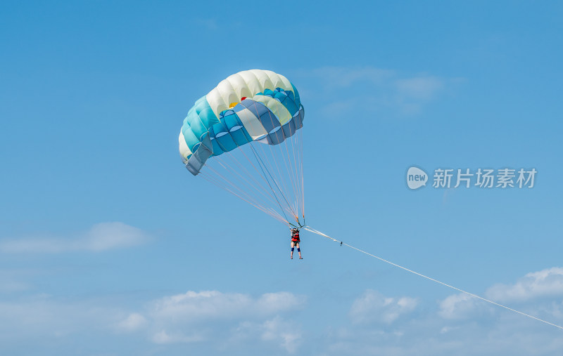 海南三亚西岛游玩海上降落伞项目的游客