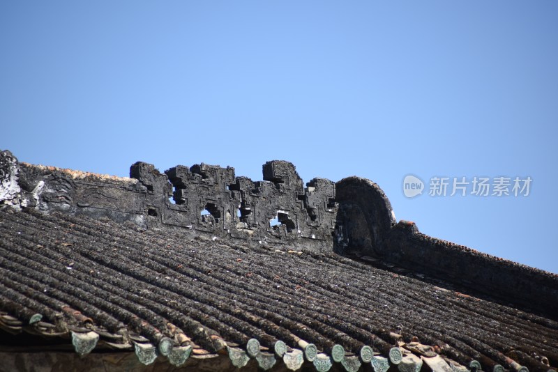 古建筑屋顶精致雕刻瓦片特写