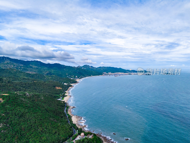 海边公路沙滩航拍图