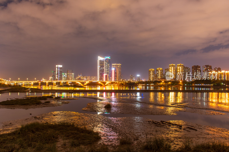 福州闽江城市滨水夜景，高楼林立灯火璀璨