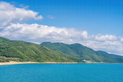 蓝天白云下的山峰海洋