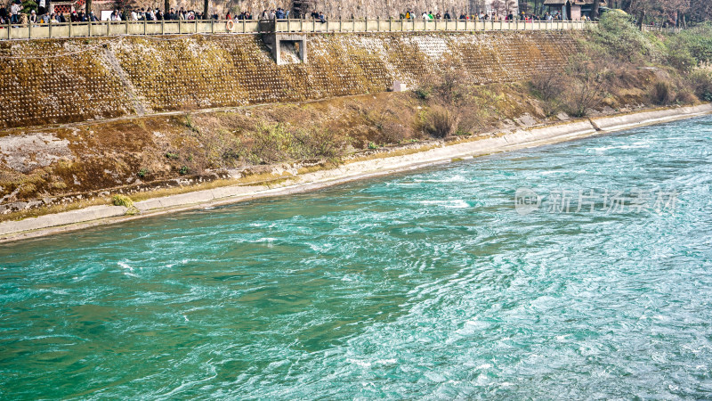 四川都江堰清澈的江水