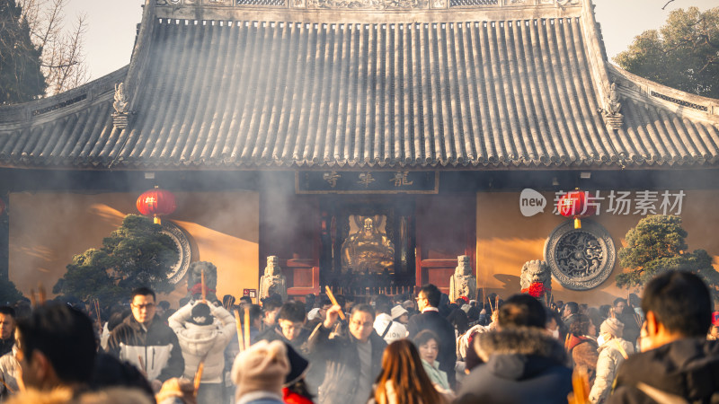 龙华寺前香客众多香火缭绕景象